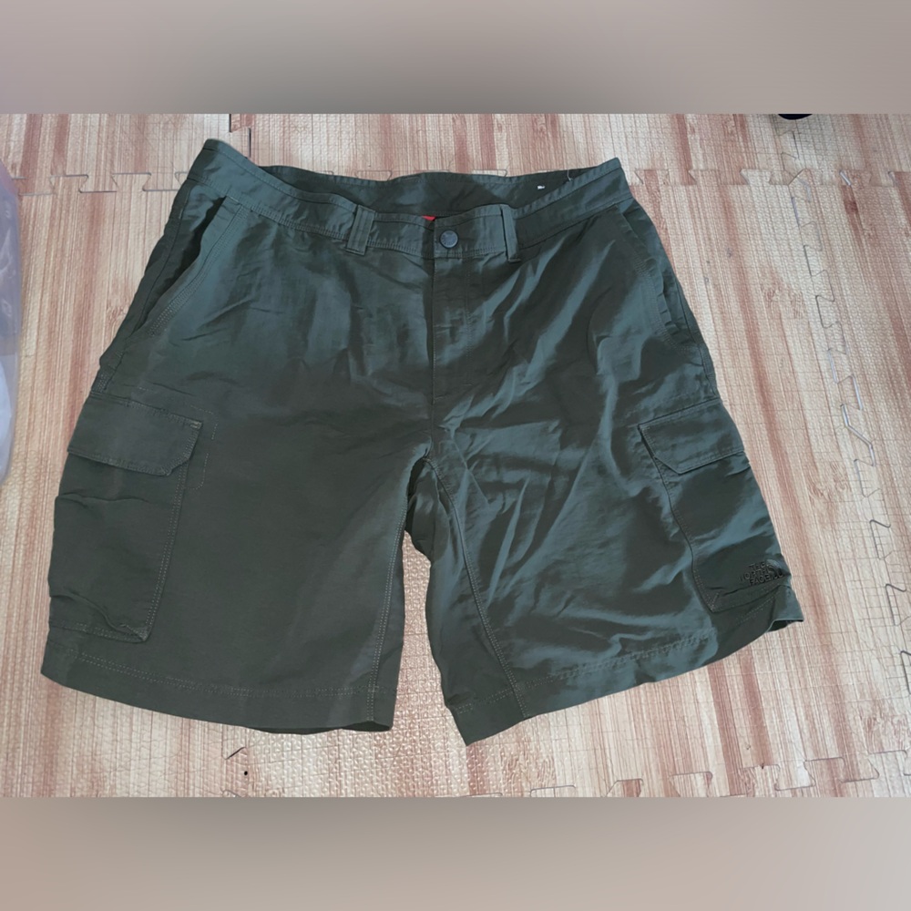 THE NORTH FACE  Men's Green Cargo Shorts